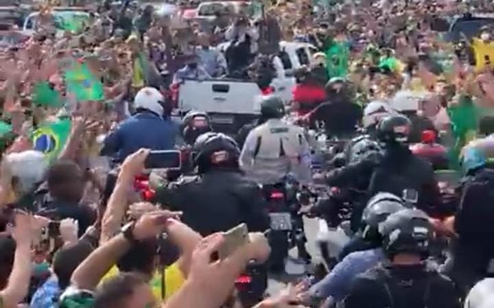 Em plena pandemia, apoiadores de Bolsonaro aglomeram para passeio com presidente no Rio
