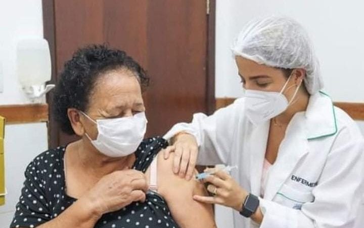 Gestantes, diabéticos e profissionais da educação são vacinados hoje em Mata de São João
