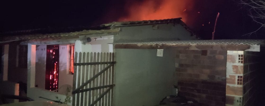 Homem é flagrado ateando fogo em casa para matar ex-mulher na Bahia