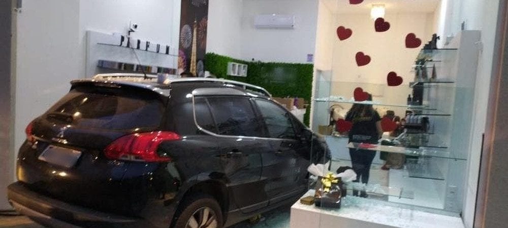 Homem usa carro para invadir loja onde ex-mulher trabalha