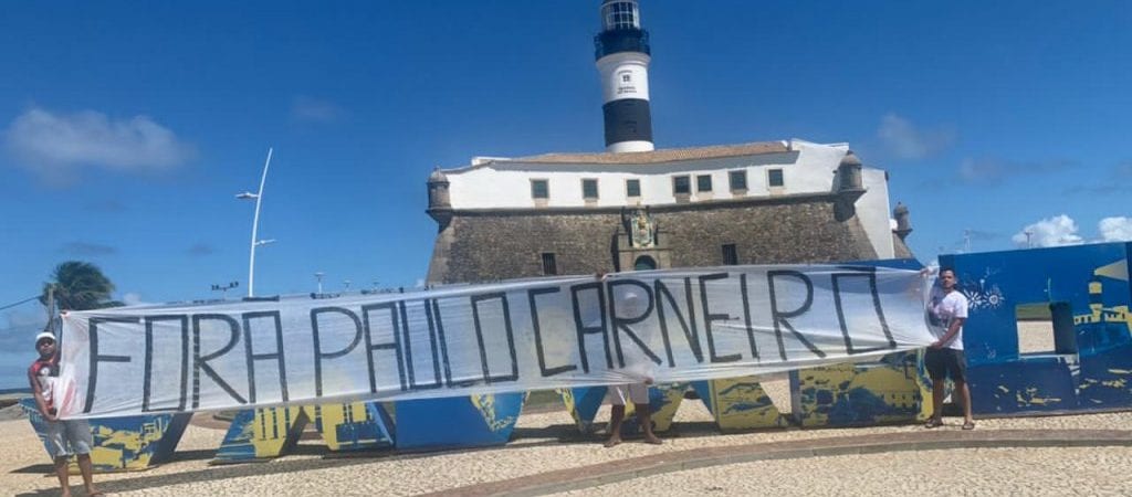 Organizada do Vitória faz protestos e pede saída de Paulo Carneiro