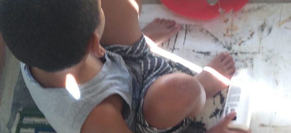 Polícia resgata menino de 8 anos mantido em canil por mãe e avó