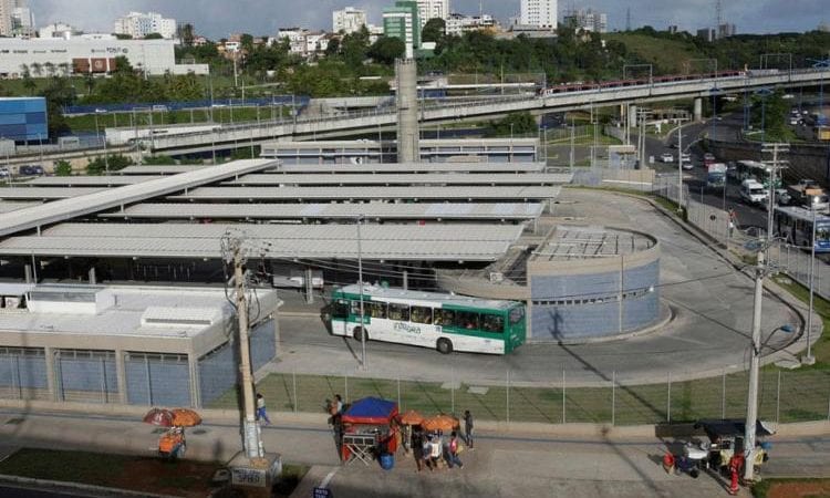 Mãe tenta jogar bebê embaixo de ônibus e o abandona no Acesso Norte