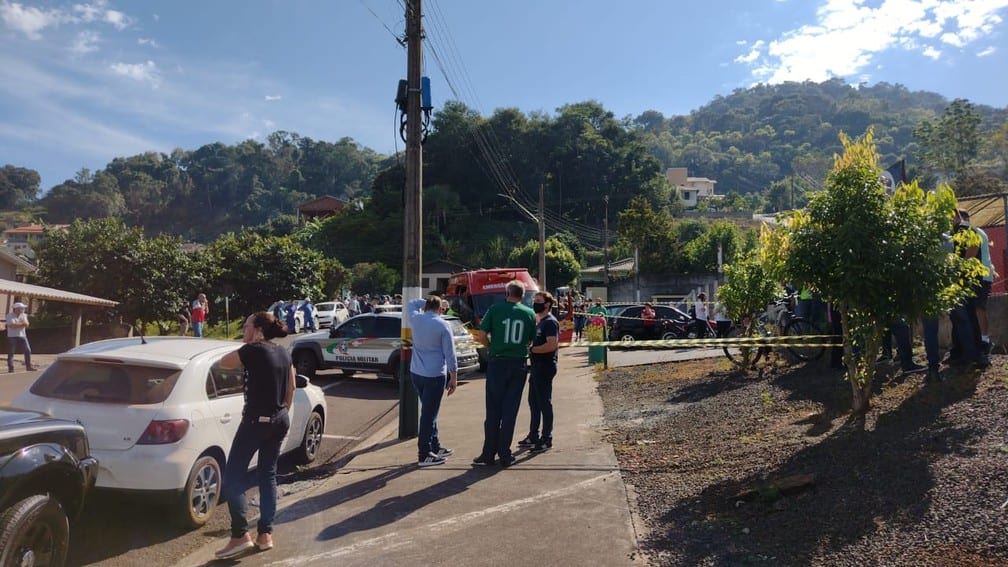 Trag Dia Adolescente Invade Escola Com Fac O E Mata Crian As Em Sc