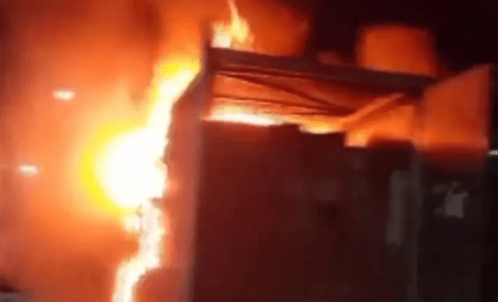 Bahia: Caminhão com carga de brinquedos pega fogo na BR-116