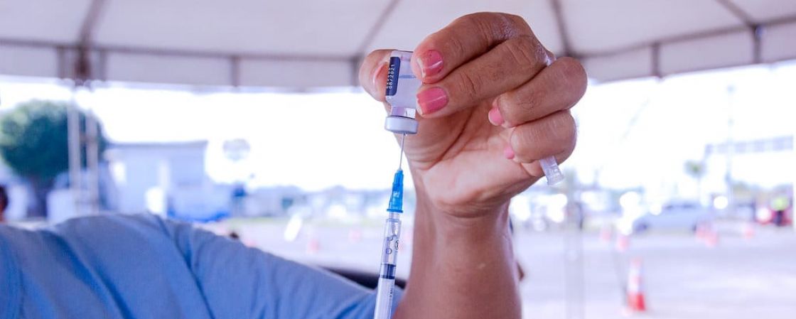 Governo da Bahia libera vacinação contra Covid-19 para trabalhadores da Educação a partir dos 18 anos