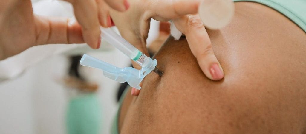 Mais 13 mil pessoas foram vacinadas contra COVID-19 em Camaçari no fim de semana, diz Sesau