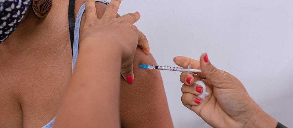 Pessoas de 41 anos são vacinadas contra a Covid-19 em Dias d’Ávila; 2ª dose também é aplicada na cidade