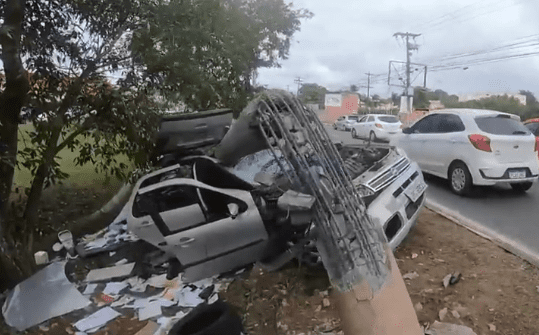 Carro destruído: Motorista perde controle e derruba poste em Lauro de Freitas