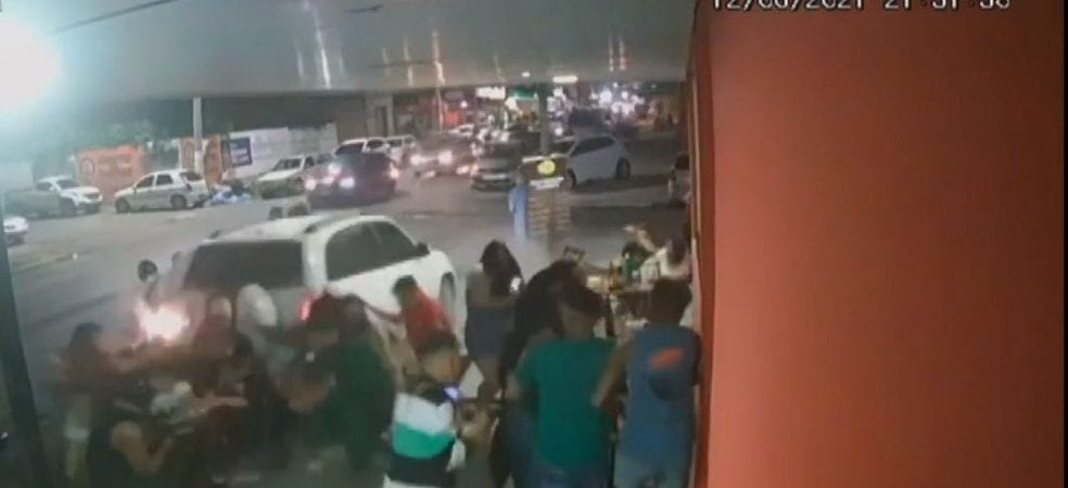 Motorista que invadiu bar em Feira de Santana disse que não tinha prática com carro automático