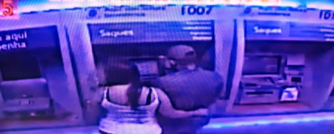 Casal é preso ao aplicar golpe que ‘recolhe’ envelopes de dinheiro de caixa eletrônico em Lauro de Freitas