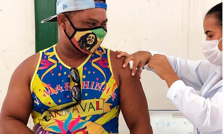 Pessoas de 39 anos são vacinadas contra a Covid-19 em Dias d’Ávila