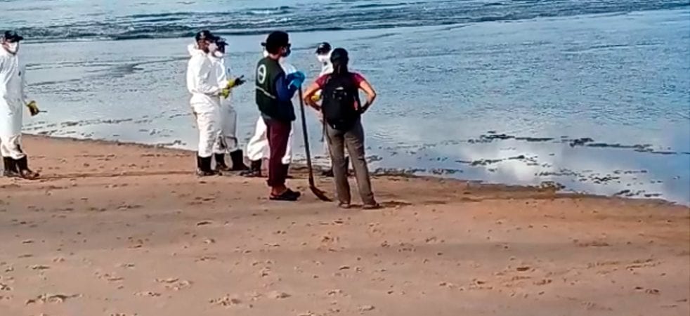Força-tarefa retira 300 kg de óleo da Praia de Itacimirim