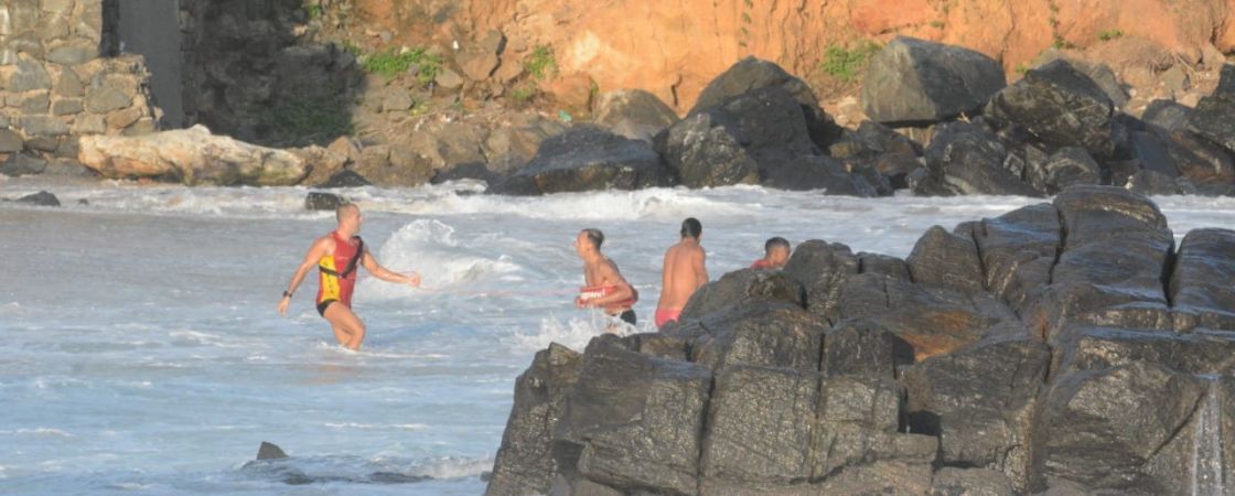 Guarda-vidas resgatam turista que se afogava na praia do Farol da Barra em Salvador