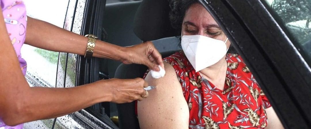 Lauro de Freitas atinge a marca dos 50% do público-alvo vacinado com 1ª dose contra a Covid-19