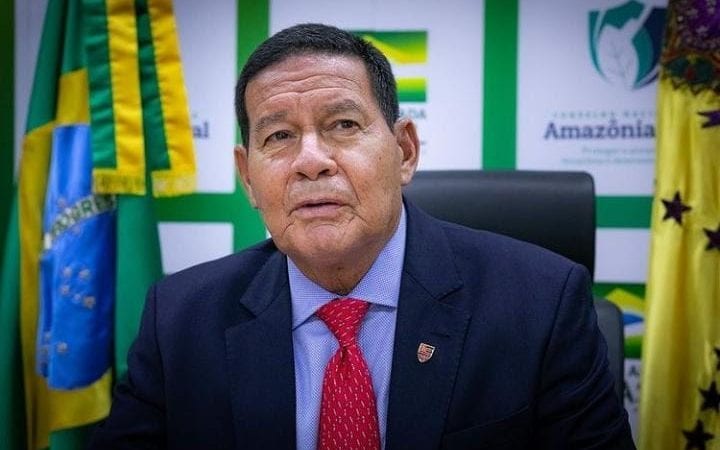 Rejeitado por Bolsonaro, vice-presidente Mourão é eleito senador