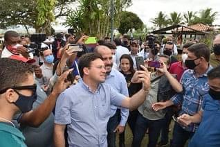 No interior da Bahia, ministro João Roma visita prefeitos e aglomera sem máscara
