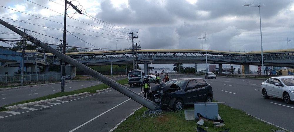 Carro bate e derruba poste em Salvador; duas pessoas ficaram feridas