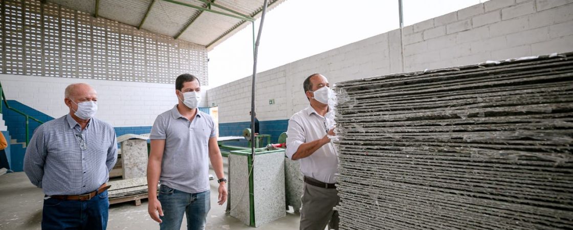 “Se temos a demanda, temos que buscar meios para atender o mercado”, diz Elinaldo durante visita a fábrica de telhas recicláveis, em Camaçari