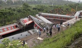 Trem atropela e mata 9 pessoas na China