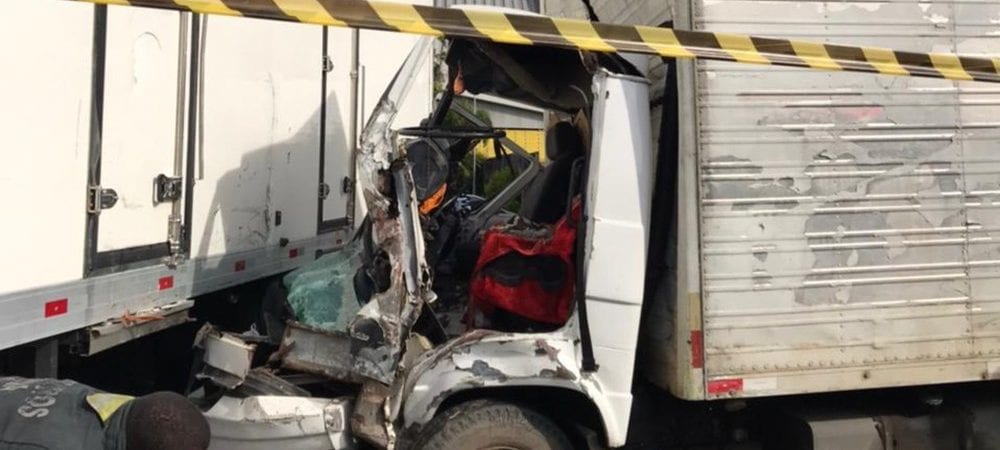 Vídeo: Acidente entre caminhões deixa motorista preso em ferragens na Estrada do Coco