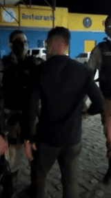 VÍDEO: Bombeiro embriagado é preso após furar abordagem da PM e ameaçar policiais na Bahia