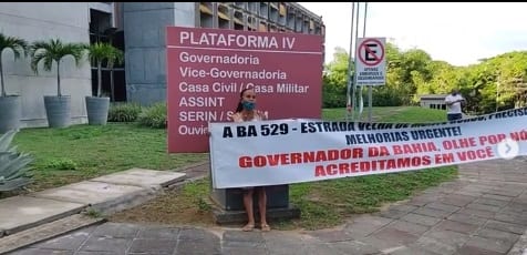 Vídeo: Moradores de Monte Gordo fazem manifestação na governadoria por melhorias em pista