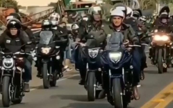 VÍDEO: Sem máscara, Bolsonaro volta participar de motociata neste sábado