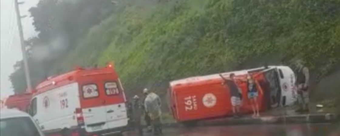 Ambulância do Samu capota em Salvador; cinco pessoas ficaram feridas