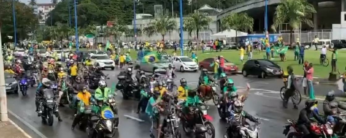 Apoiadores de Bolsonaro realizam motociata em Salvador