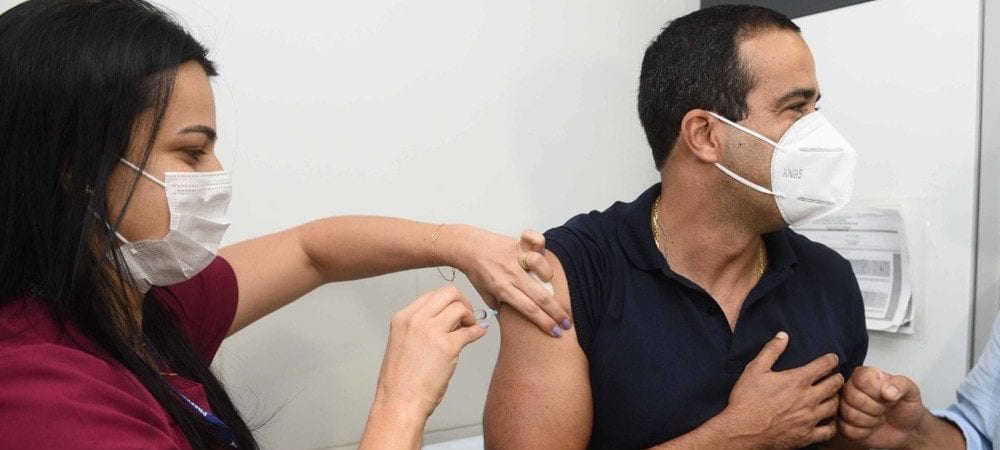 Bruno Reis é vacinado contra a Covid-19:  “Viva a ciência e toda luta dos profissionais da saúde!”