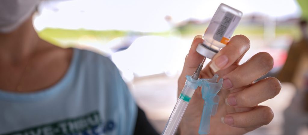 Camaçari: Aplicação da 1ª dose da vacina contra Covid-19 será retomada no domingo
