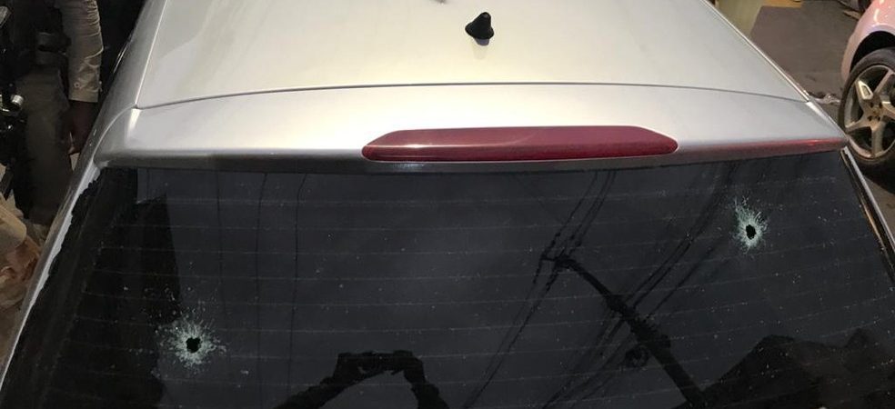 Cinco pessoas são encontradas baleadas dentro de carro em Salvador
