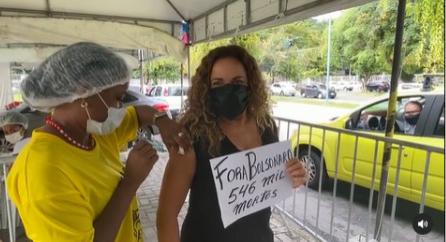 Daniela Mercury é vacinada contra Covid e faz protesto: “Fora Bolsonaro”