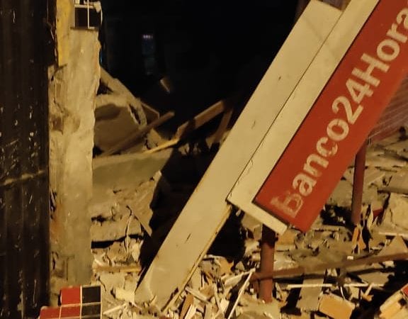 Dias D’Ávila: supermercado fica destruído após ataque a caixas eletrônicos