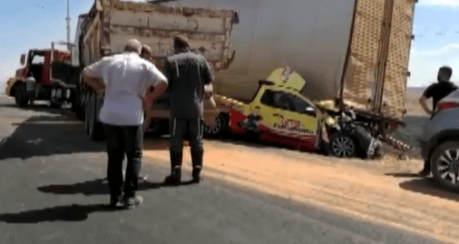 Fumaça na pista causa colisão entre caminhões e carro de passeio na Bahia