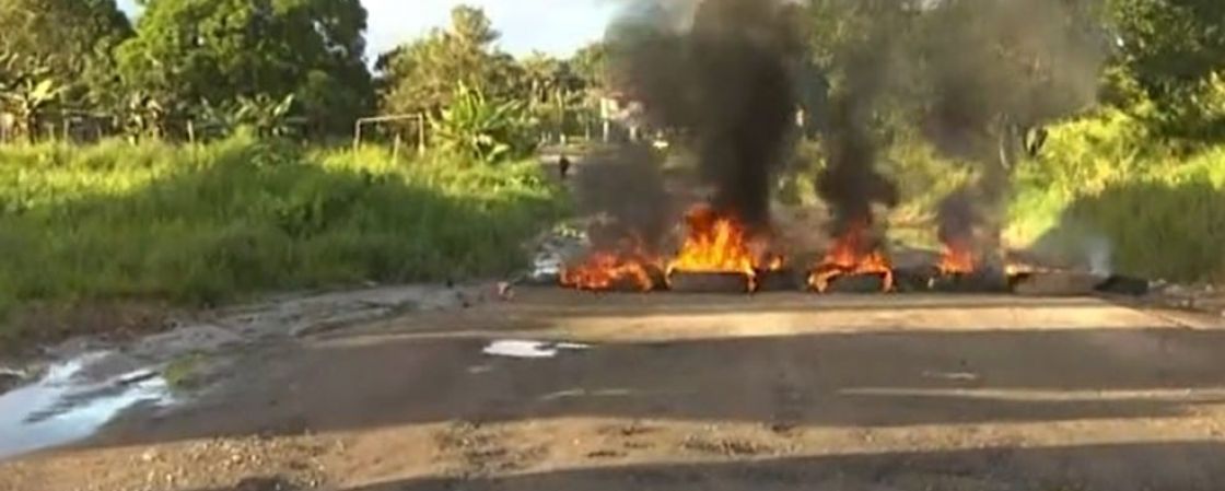 Moradores de Candeias fazem protesto e fecham a estrada da Caroba