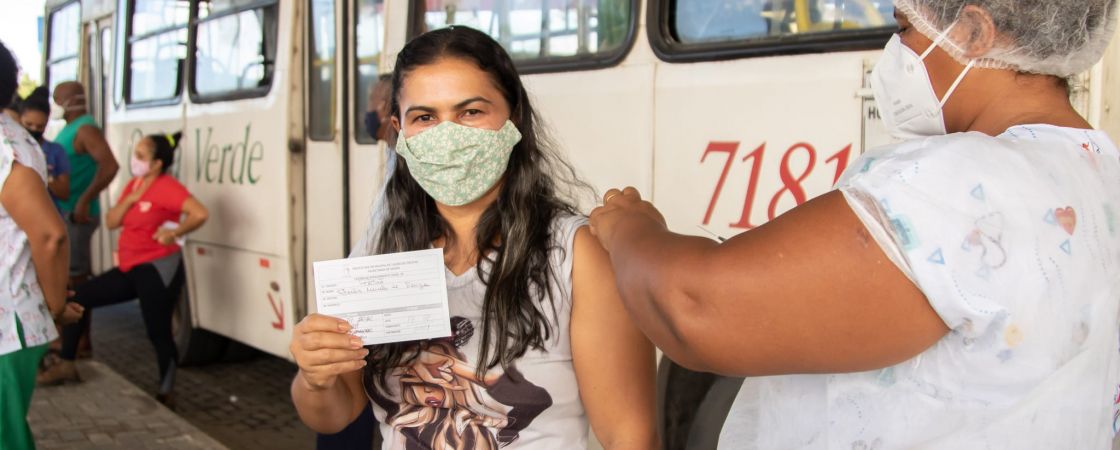 Lauro de Freitas vacina pessoas com 39 anos ou mais contra a covid-19 nesta quarta (21)
