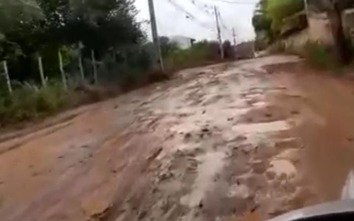 O lado desfavorecido de Itacimirim, moradores sofrem com buracos na rua e ‘pé no saco’; veja o vídeo