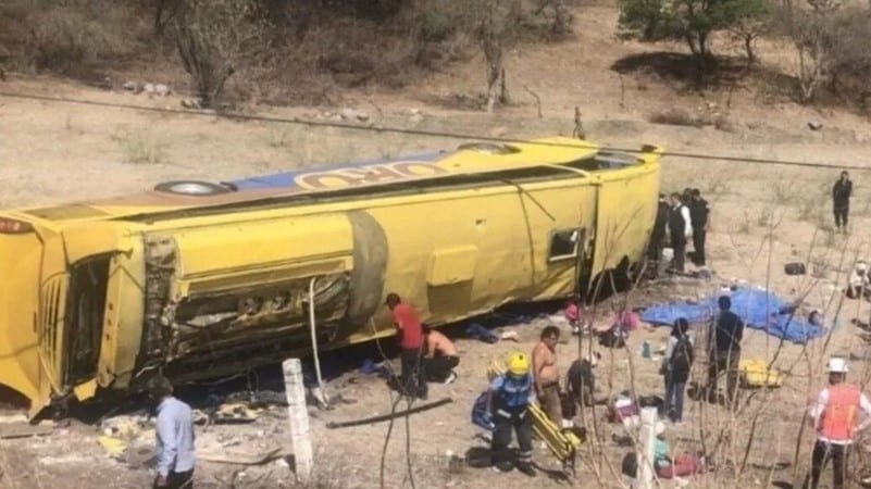 Ônibus cai de penhasco na Bolívia e mais de 30 morrem