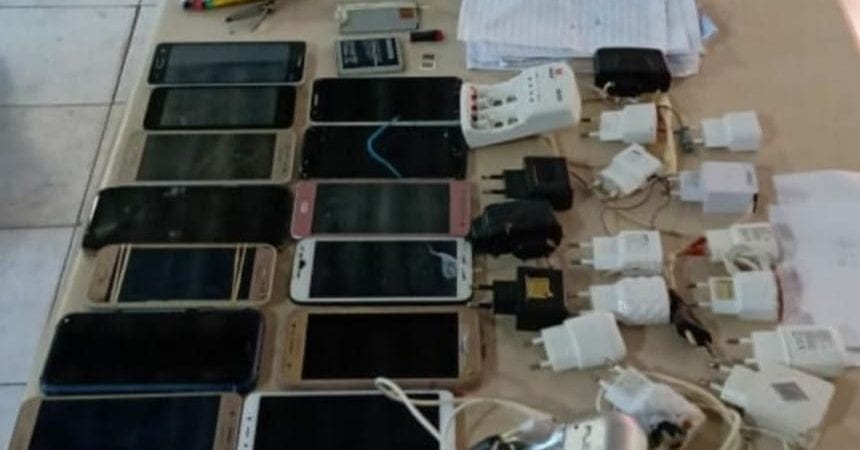 PM e Seap encontram 16 celulares em celas de presídio