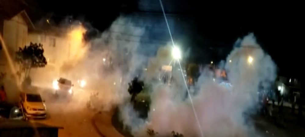 PM tenta encerrar aglomeração e é recebida com tiros em Porto Seguro