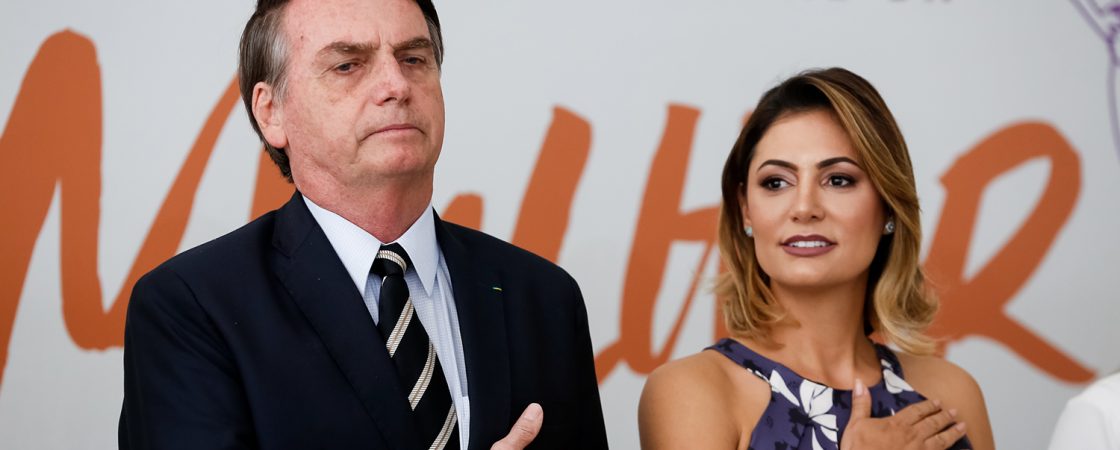 Presidente Bolsonaro entrega medalha de mérito Oswaldo Cruz para a esposa