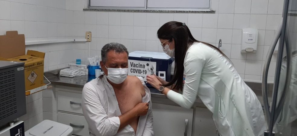 Rui Costa recebe segunda dose de vacina contra a Covid-19