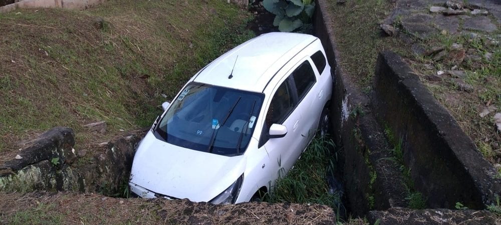 Salvador: Carro cai em córrego do Vale do Canela