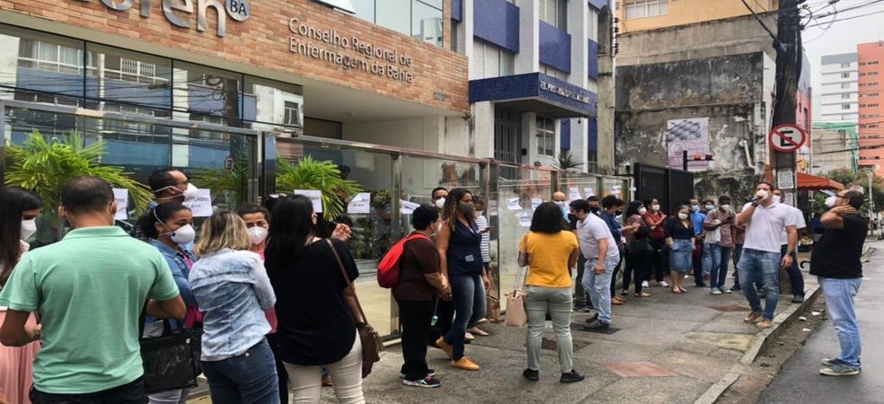 Servidores do Conselho de Enfermagem fazem protesto por reajuste salarial