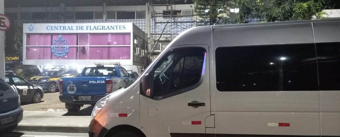 Homem é preso em flagrante em Simões Filho por dirigir van que foi roubada em Amélia Rodrigues