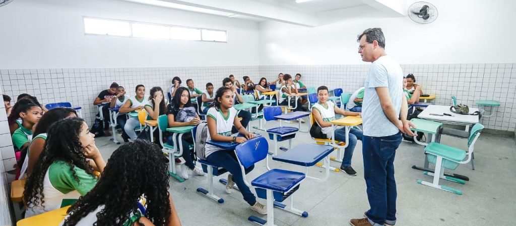 Volta às aulas: Camaçari vai priorizar agendamento da 2ª dose para profissionais da educação