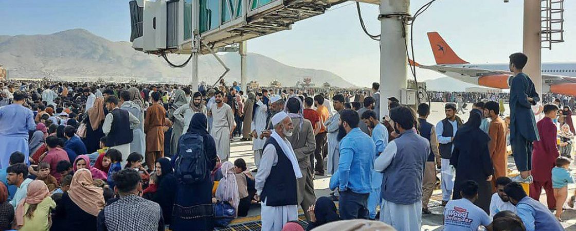 Afegãos tentam forçar entrada em aviões para fugir do Talibã