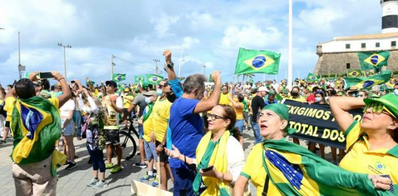 Aglomerados e sem máscara, manifestantes vão ao Farol da Barra para defender Bolsonaro